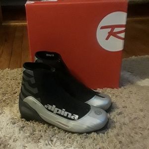 Cross country ski boots